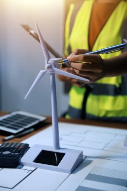 Evde çalışan kadın mimar planlara baktı..