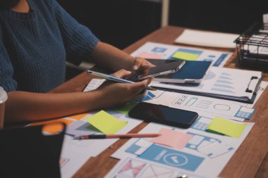 Tasarımcı takım uxui sistemini yeni telefonlar ve destek sistemi güncellemeleri üzerinde iyi çalışması için tasarlıyor. Web sitesi geliştirme konsepti UI UX ön uç tasarımcısı