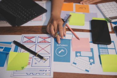 Tasarımcı takım uxui sistemini yeni telefonlar ve destek sistemi güncellemeleri üzerinde iyi çalışması için tasarlıyor. Web sitesi geliştirme konsepti UI UX ön uç tasarımcısı