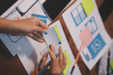 Tasarımcı takım uxui sistemini yeni telefonlar ve destek sistemi güncellemeleri üzerinde iyi çalışması için tasarlıyor. Web sitesi geliştirme konsepti UI UX ön uç tasarımcısı