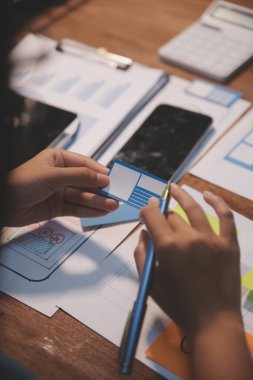 Tasarımcı takım uxui sistemini yeni telefonlar ve destek sistemi güncellemeleri üzerinde iyi çalışması için tasarlıyor. Web sitesi geliştirme konsepti UI UX ön uç tasarımcısı