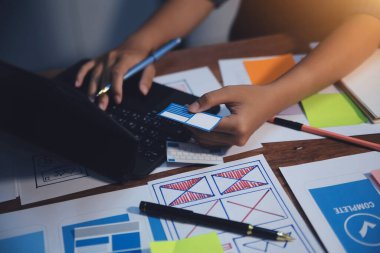 Tasarımcı takım uxui sistemini yeni telefonlar ve destek sistemi güncellemeleri üzerinde iyi çalışması için tasarlıyor. Web sitesi geliştirme konsepti UI UX ön uç tasarımcısı