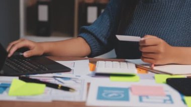 Şirket büyüme projesi başarısı finansal istatistik kavramı. İş kadını istatistik hesaplıyor 