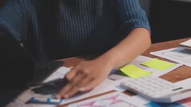 İş adamları toplantıda beyin fırtınası yapıyor.