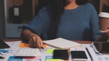 Genç bayan tasarımcı ofiste çalışıyor..