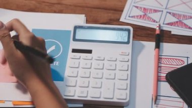 Şirket büyüme projesi başarısı finansal istatistik kavramı. İş kadını istatistik hesaplıyor 