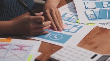 Ofiste çalışan kadın tasarımcı.