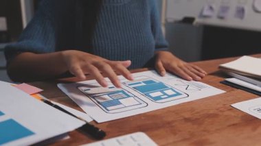 Mobil cevap veren web sitesi üzerinde çalışan kadın web tasarımcısı, yakın plan