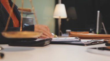 Ofiste çalışan iş adamı