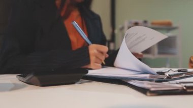 Ofiste çalışan iş kadını, yakın plan.