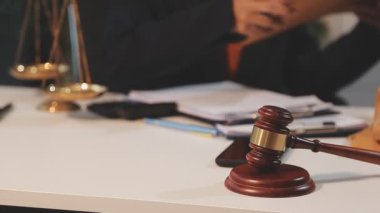 Yargıç Gavin ve Adalet Avukatları hukuk firmasının arka planında takım toplantısı yapıyorlar. Hukuk ve Hukuk Hizmetleri kavramları.