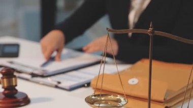 Yargıç Gavin ve Adalet Avukatları hukuk firmasının arka planında takım toplantısı yapıyorlar. Hukuk ve Hukuk Hizmetleri kavramları.