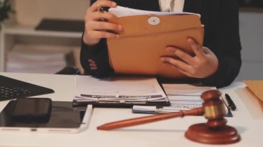 Yargıç Gavin ve Adalet Avukatları hukuk firmasının arka planında takım toplantısı yapıyorlar. Hukuk ve Hukuk Hizmetleri kavramları.