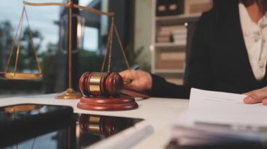 Yargıç Gavin ve Adalet Avukatları hukuk firmasının arka planında takım toplantısı yapıyorlar. Hukuk ve Hukuk Hizmetleri kavramları.