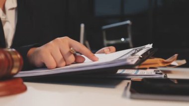 Yargıç Gavin ve Adalet Avukatları hukuk firmasının arka planında takım toplantısı yapıyorlar. Hukuk ve Hukuk Hizmetleri kavramları.