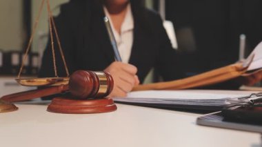 Yargıç Gavin ve Adalet Avukatları hukuk firmasının arka planında takım toplantısı yapıyorlar. Hukuk ve Hukuk Hizmetleri kavramları.