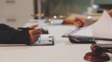 Yargıç Gavin ve Adalet Avukatları hukuk firmasının arka planında takım toplantısı yapıyorlar. Hukuk ve Hukuk Hizmetleri kavramları.