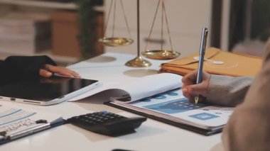 Yargıç Gavin ve Adalet Avukatları hukuk firmasının arka planında takım toplantısı yapıyorlar. Hukuk ve Hukuk Hizmetleri kavramları.