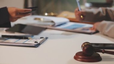 Yargıç Gavin ve Adalet Avukatları hukuk firmasının arka planında takım toplantısı yapıyorlar. Hukuk ve Hukuk Hizmetleri kavramları.