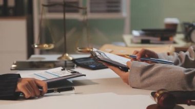 Yargıç Gavin ve Adalet Avukatları hukuk firmasının arka planında takım toplantısı yapıyorlar. Hukuk ve Hukuk Hizmetleri kavramları.