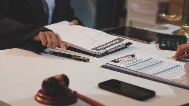 Yargıç Gavin ve Adalet Avukatları hukuk firmasının arka planında takım toplantısı yapıyorlar. Hukuk ve Hukuk Hizmetleri kavramları.