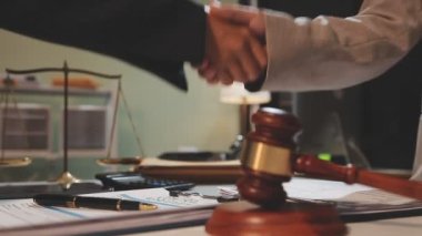 Başarılı iş adamları ofiste el sıkışıyor