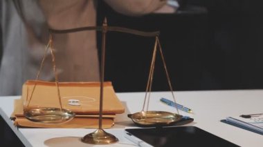 Yargıç Gavin ve Adalet Avukatları hukuk firmasının arka planında takım toplantısı yapıyorlar. Hukuk ve Hukuk Hizmetleri kavramları.