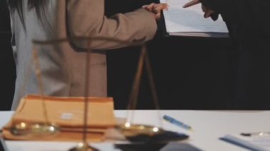 Yargıç Gavin ve Adalet Avukatları hukuk firmasının arka planında takım toplantısı yapıyorlar. Hukuk ve Hukuk Hizmetleri kavramları.