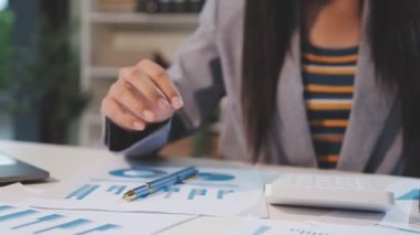 Ofiste bilgisayarla çalışan iş kadını, yakın plan.