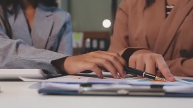 İş görüşmesi konsepti. Takım birlikte çalışıyor ve modern ofiste beyin fırtınası yapıyor..