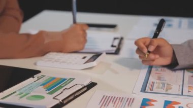 İş adamı ve işadamları mali tablolar ve grafikleri tartışıyorlar..