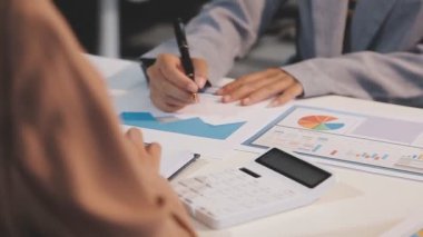 Ofiste çalışan iş adamları