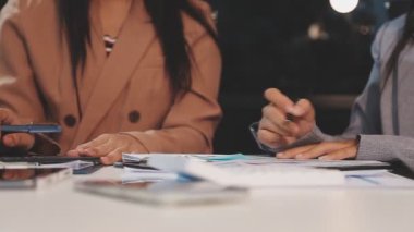 Modern ofiste dizüstü bilgisayar üzerinde çalışan genç iş adamlarına yakın çekim. takım çalışması konsepti.