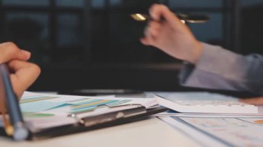 İş adamları sözleşmeyle el sıkışıyor..