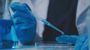 Laboratuvar araştırması. Bilim ve tıp konsepti. Laboratuvarda deney tüpü olan bir bilim adamı..