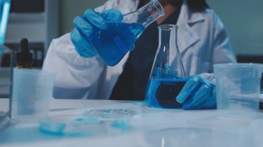 yakın plan - laboratuvarda çalışan bilim adamının