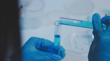 Laboratuvarda deney tüpleriyle tüp tutan bilim adamı.