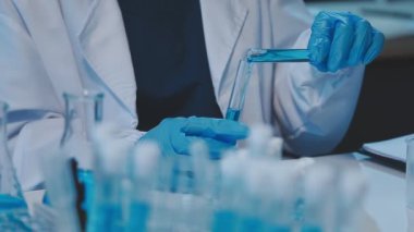 Laboratuarda çalışan koruyucu giysili bilim adamı.