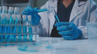 mikroskop ile kadın bilim adamı