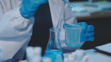 Laboratuvarda matarayla bilim adamı.