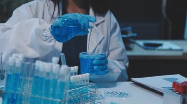 Bir laboratuvar üzerinde çalışan bilim adamı