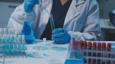 Laboratuvarda çalışan bilim adamı.