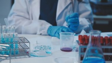 bilim adamı holding test tüpleri