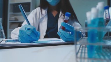 Laboratuarda çalışan kadın bilim adamı