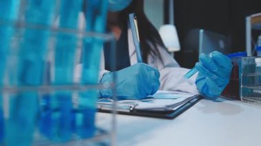 Laboratuarda mikroskopla çalışan bir bilim adamı..