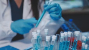 Laboratuvarda laboratuvar çalışanı. Laboratuvarda bir bilim adamının yakın çekimi..