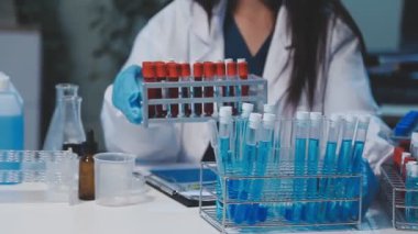 kadın bilim adamı laboratuarda çalışıyor.