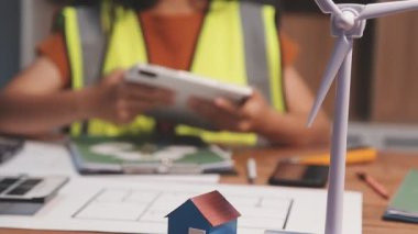 Ofiste dizüstü bilgisayarla çalışan mimar mühendisi.