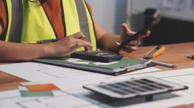 Mühendis ya da mimar ofis, mühendislik ve inşaat projesinde çalışıyor. İnşaat endüstrisi konsepti.