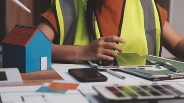 Bayan mimar ya da mühendis planıyla birlikte görevde.